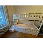 Drewniane łóżko piętrowe ze schodami i barierkami ochronnymi